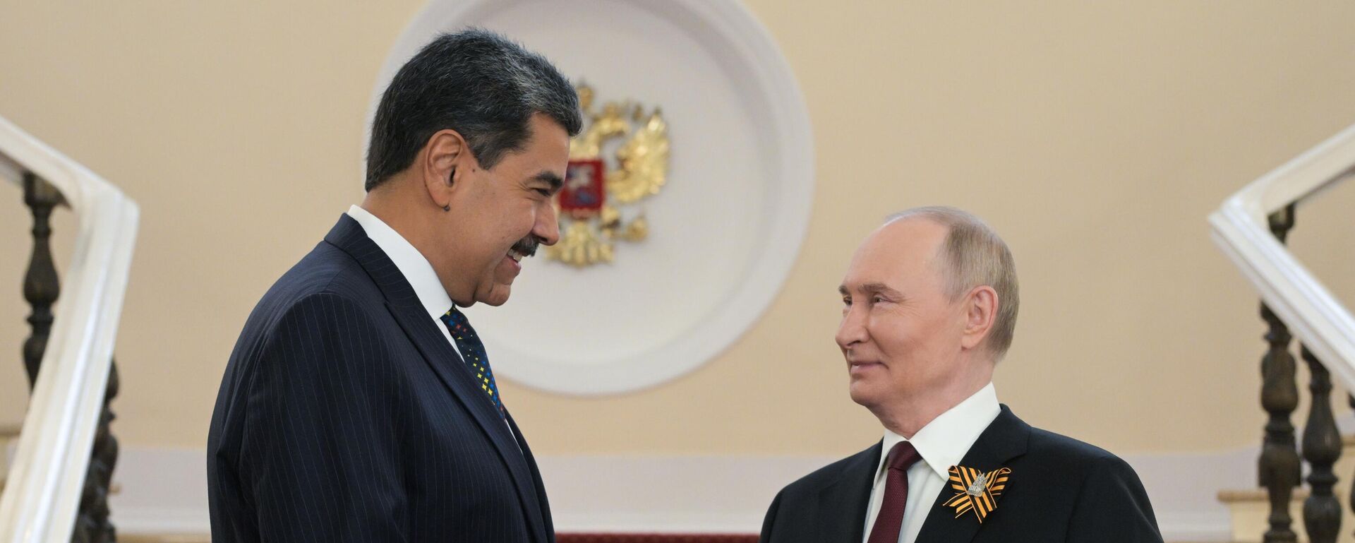 O presidente russo Vladimir Putin (à dir.) e o presidente venezuelano Nicolás Maduro (à esq.) se encontram no Kremlin, em maio de 2025 - Sputnik Brasil, 1920, 01.11.2025