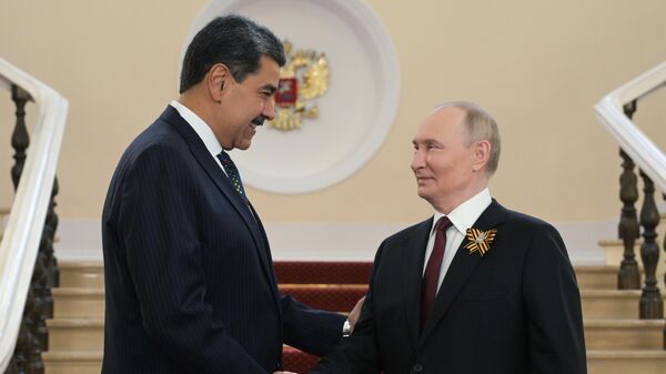 O presidente russo Vladimir Putin (à dir.) e o presidente venezuelano Nicolás Maduro (à esq.) se encontram no Kremlin, em maio de 2025 - Sputnik Brasil