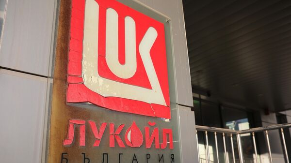 Logotipo da Lukoil no prédio vazio da sede da Lukoil em Sófia. Bulgária, 28 de outubro de 2025 - Sputnik Brasil