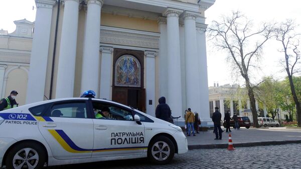 Uma viatura policial perto da Catedral da Transfiguração durante as celebrações da Páscoa em Odessa - Sputnik Brasil