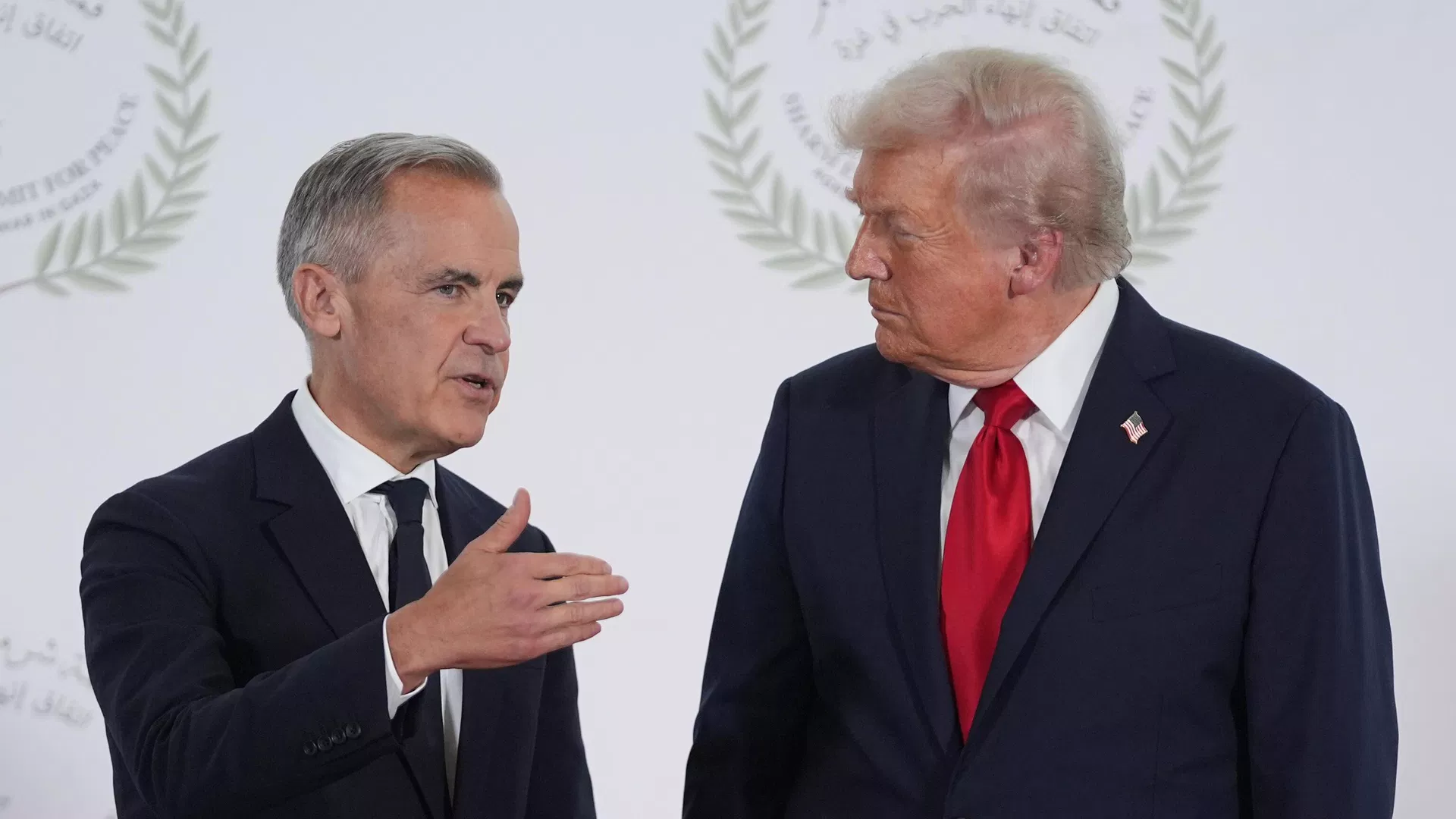 O primeiro-ministro do Canadá, Mark Carney (à esq.), durante encontro com o presidente dos Estados Unidos, Donald Trump (à dir.) O primeiro-ministro do Canadá, Mark Carney (à esq.), durante encontro com o presidente dos Estados Unidos, Donald Trump (à dir.) - Sputnik Brasil, 1920, 24.08.2026