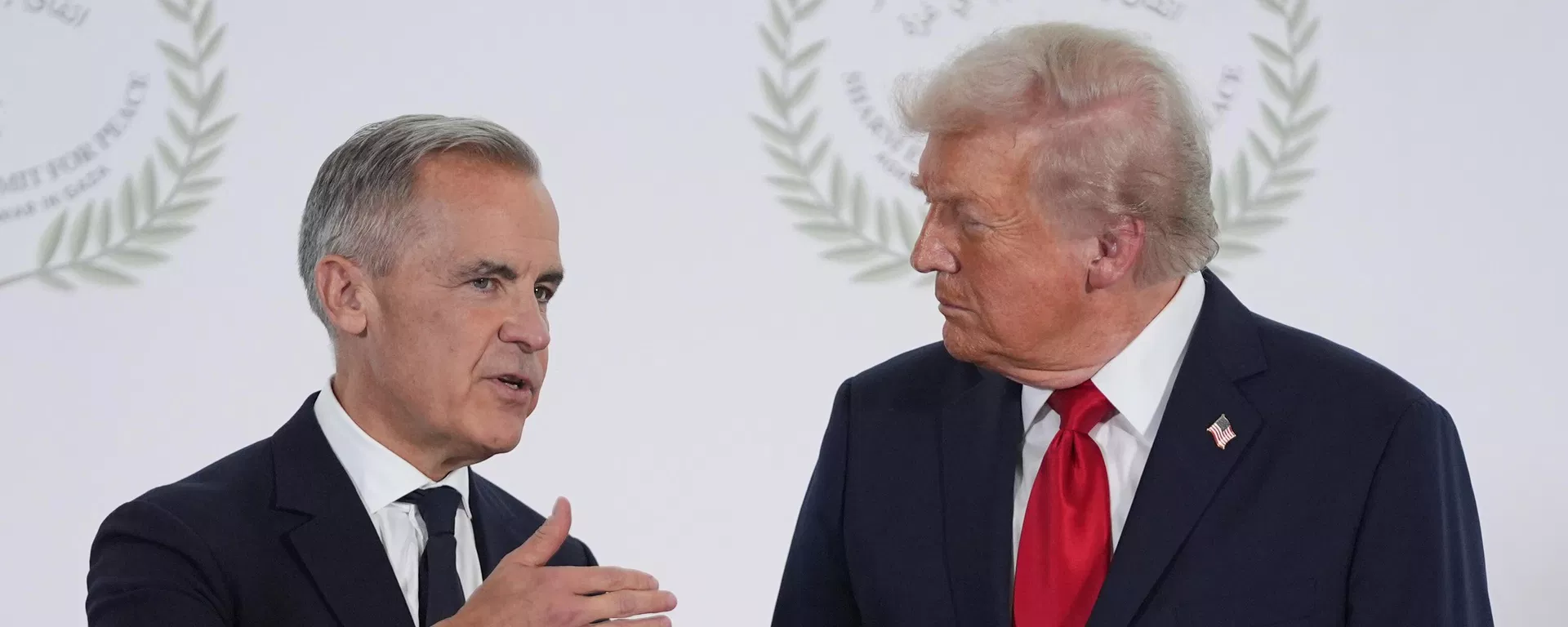 O primeiro-ministro do Canadá, Mark Carney (à esq.), durante encontro com o presidente dos Estados Unidos, Donald Trump (à dir.) - Sputnik Brasil, 1920, 24.08.2026
