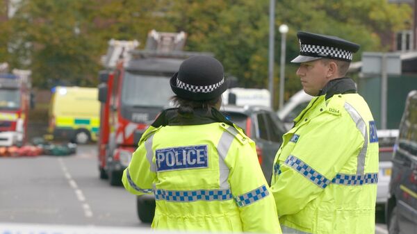 Policiais britânicos durante ocorrência, em outubro de 2025 - Sputnik Brasil