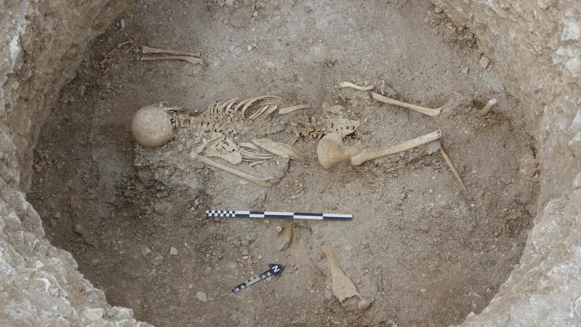 Arqueólogos acreditam que adolescente celta sepultado há 2.000 anos pode ter sido sacrificado e considerado descartável