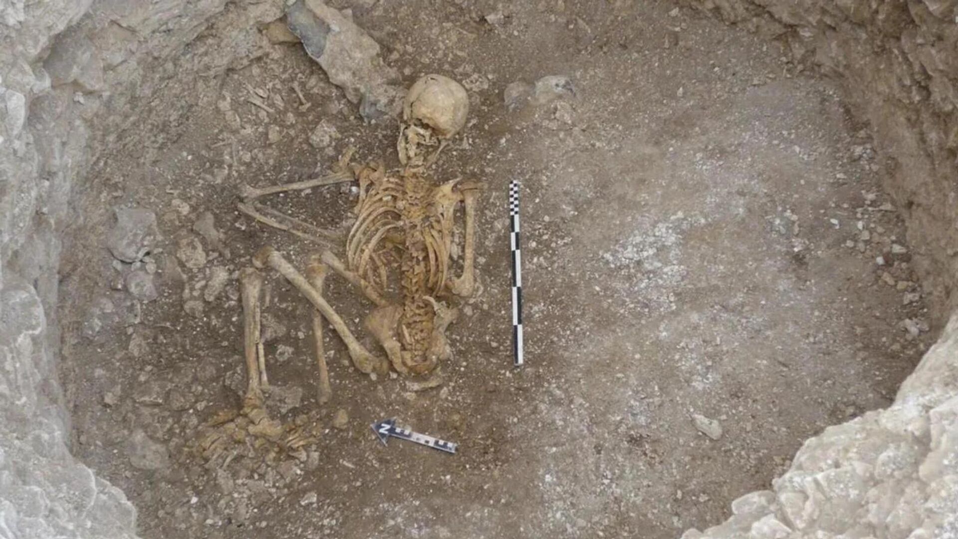 Arqueólogos acreditam que adolescente celta sepultado há 2.000 anos pode ter sido sacrificado e considerado descartável