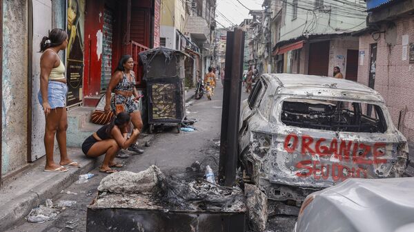 Moradores protestam contra execuções durante a Operação Contenção na comunidade da Vila da Penha, Rio de Janeiro, 29 de outubro de 2025 - Sputnik Brasil