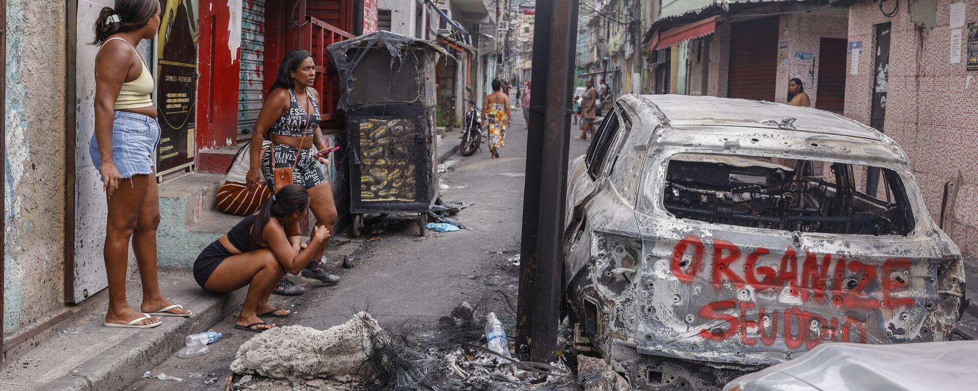 Moradores protestam contra execuções durante a Operação Contenção na comunidade da Vila da Penha, Rio de Janeiro, 29 de outubro de 2025 - Sputnik Brasil, 1920, 03.11.2025