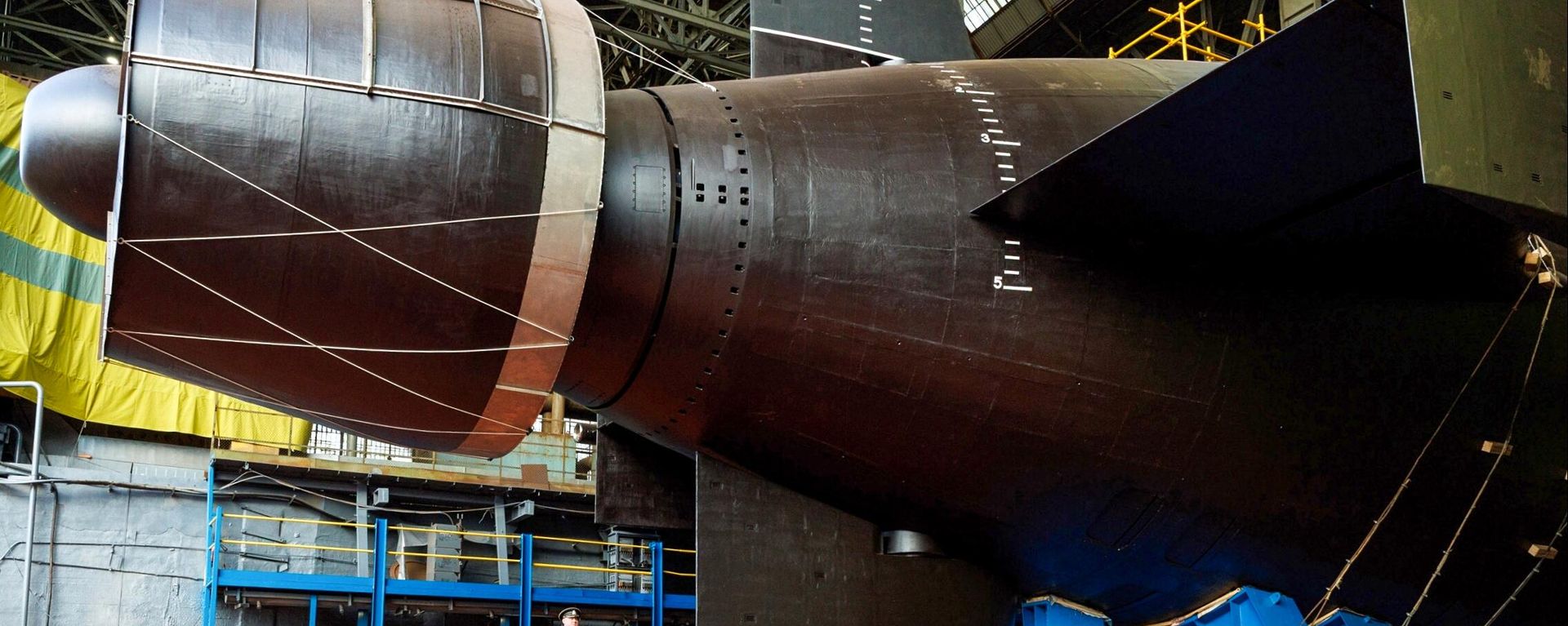 A cerimônia de retirada do submarino nuclear russo Khabarovsk em Severodvinsk. O submarino foi especialmente projetado e construído como portador do complexo submarino nuclear Poseidon. - Sputnik Brasil, 1920, 19.08.2026