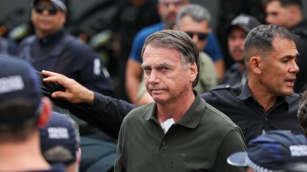 Jair Bolsonaro deixa hospital em Brasília (DF), sob forte esquema de segurança, após passar por procedimentos. Brasil, 14 de setembro de 2025 - Sputnik Brasil