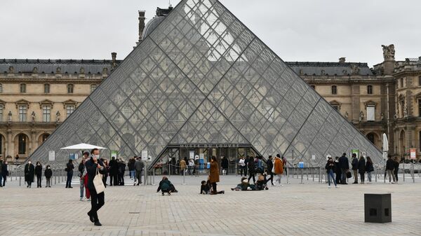 Museu do Louvre, em Paris, na França - Sputnik Brasil