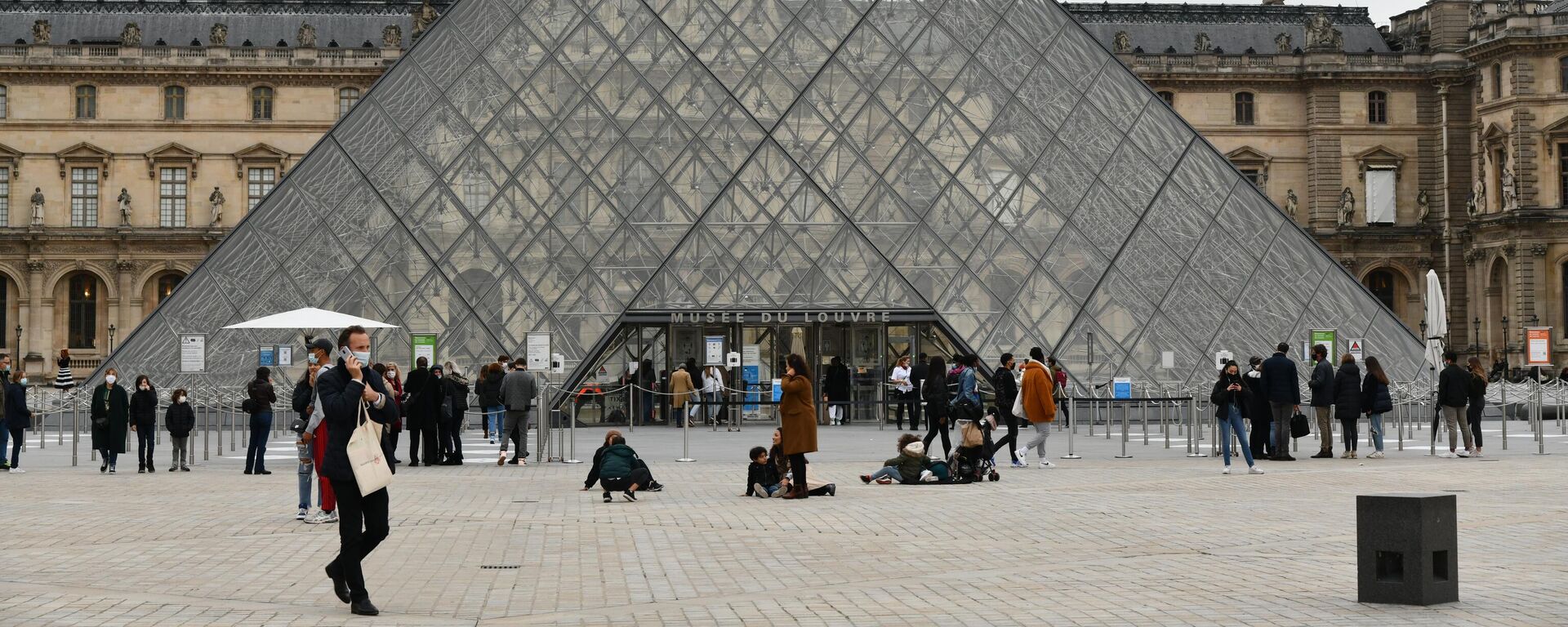 Museu do Louvre, em Paris, na França - Sputnik Brasil, 1920, 02.11.2025
