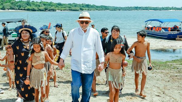 O presidente do Brasil, Luiz Inácio Lula da Silva, durante visita à Aldeia Vista Alegre do Capixauã, reserva Extrativista Tapajós-Arapiuns, na Pará, em outubro de 2025 - Sputnik Brasil