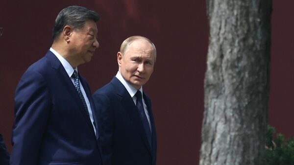 O presidente da Rússia, Vladimir Putin, e o presidente da China, Xi Jinping, durante passeio na residência do chefe de Estado chinês - Sputnik Brasil