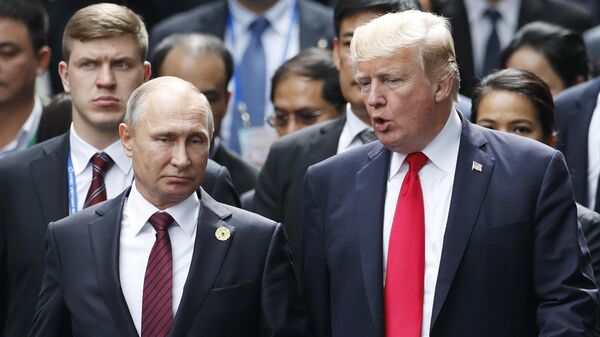 O presidente da Rússia, Vladimir Putin (à esq.), e o presidente dos Estados Unidos, Donald Trump (à dir.), em encontro oficial, em novembro de 2017 - Sputnik Brasil