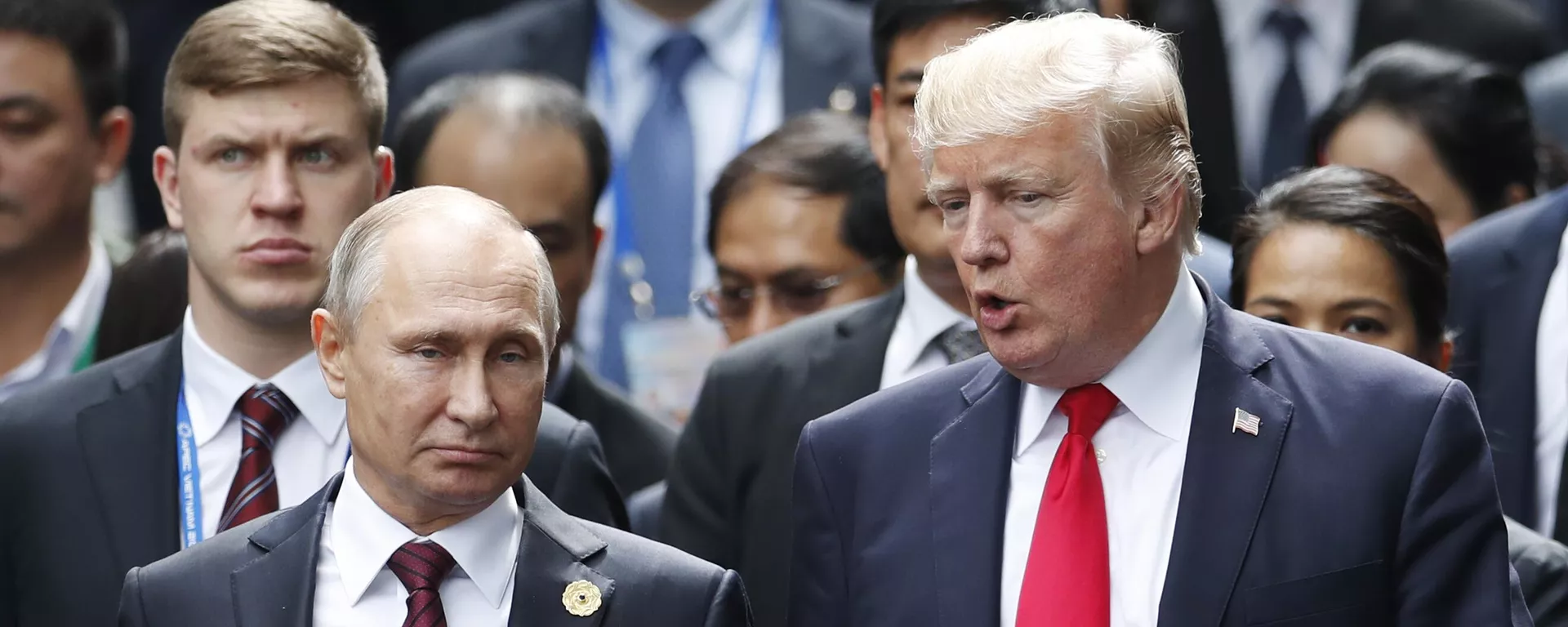 O presidente da Rússia, Vladimir Putin (à esq.), e o presidente dos Estados Unidos, Donald Trump (à dir.), em encontro oficial, em novembro de 2017 O presidente da Rússia, Vladimir Putin (à esq.), e o presidente dos Estados Unidos, Donald Trump (à dir.), em encontro oficial, em novembro de 2017 - Sputnik Brasil, 1920, 03.11.2025