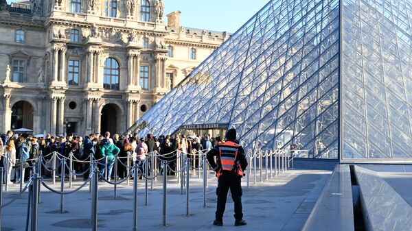 Fila para entrar no Museu do Louvre, em outubro de 2025 - Sputnik Brasil