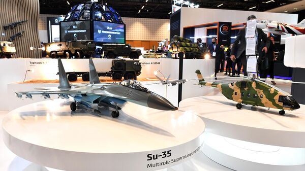 Maquetes do caça Su-35 e do helicóptero militar de transporte Mi-38T no estande da Rosoboronexport na feira de indústria de defesa IDEX-2021 em Abu Dhabi - Sputnik Brasil