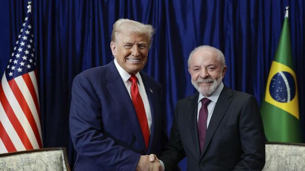 O presidente dos Estados Unidos, Donald Trump, em encontro bilateral com seu homólogo brasileiro, Luiz Inácio Lula da Silva, em outubro de 2025 - Sputnik Brasil
