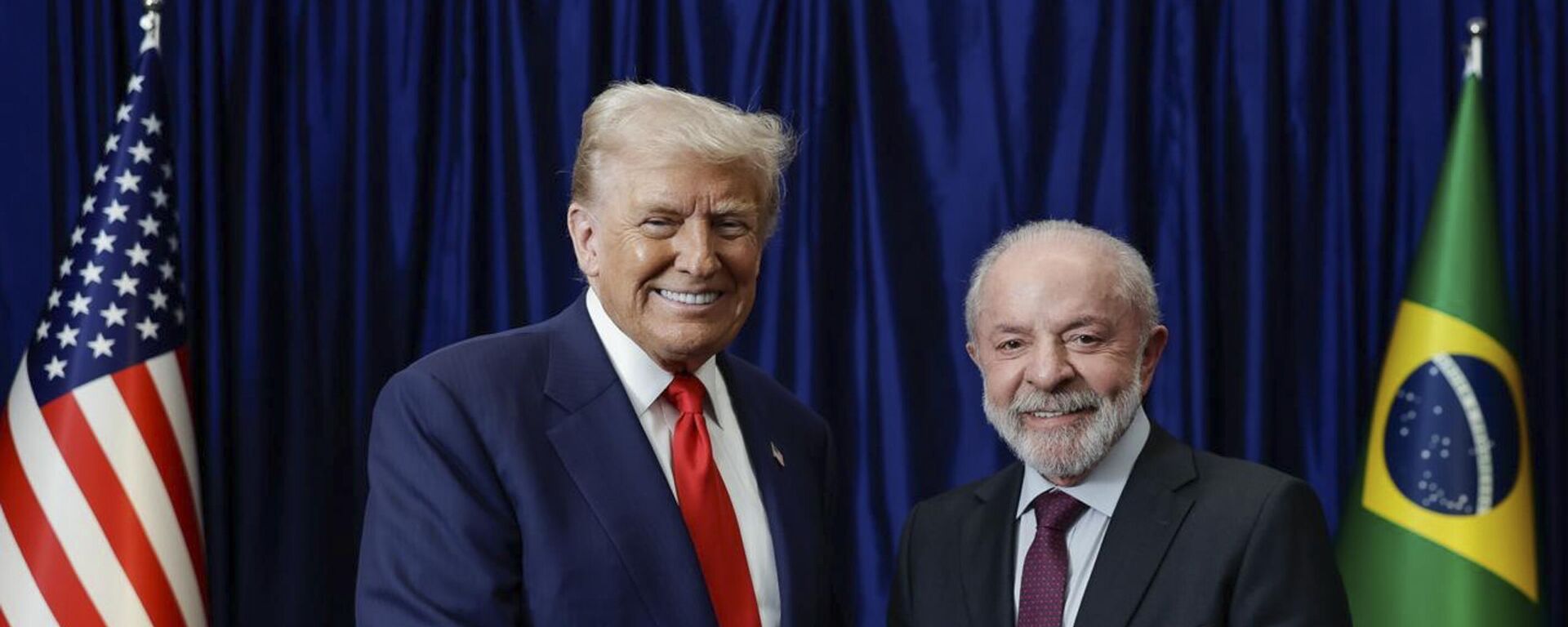 O presidente dos Estados Unidos, Donald Trump, em encontro bilateral com seu homólogo brasileiro, Luiz Inácio Lula da Silva, em outubro de 2025 - Sputnik Brasil, 1920, 02.12.2025