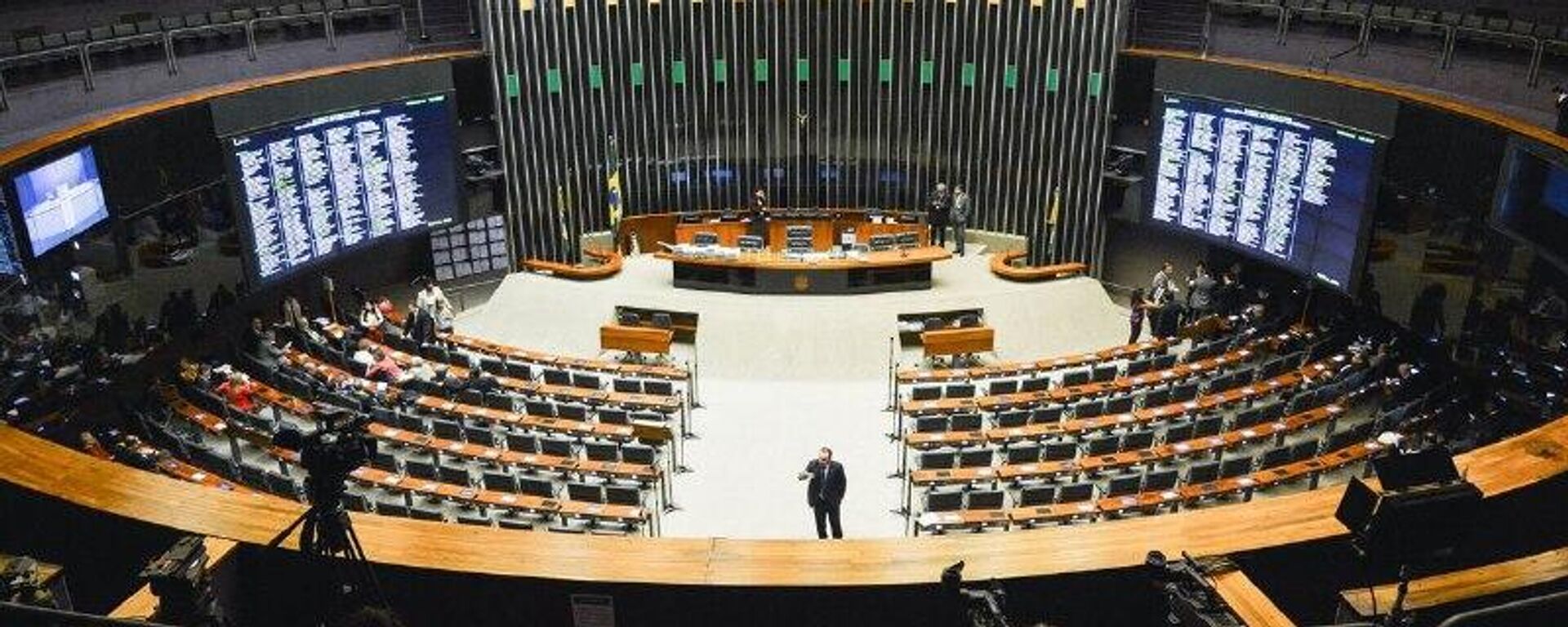 Câmara aprova criação de adicional por qualificação para servidores do Judiciário; texto segue para o Senado - Sputnik Brasil, 1920, 10.12.2025