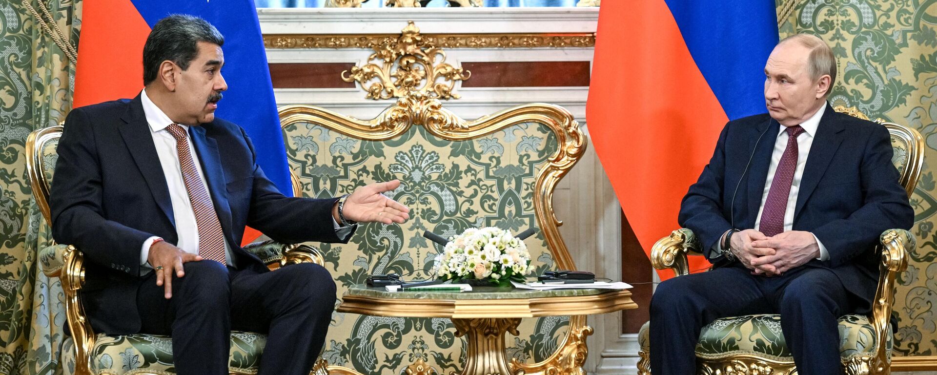 O presidente da Venezuela, Nicolás Maduro, em encontro com o presidente da Rússia, Vladimir Putin, em 2025 - Sputnik Brasil, 1920, 04.11.2025
