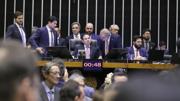 Deputados federais no plenário da Câmara durante discussão de propostas em novembro de 2025 - Sputnik Brasil