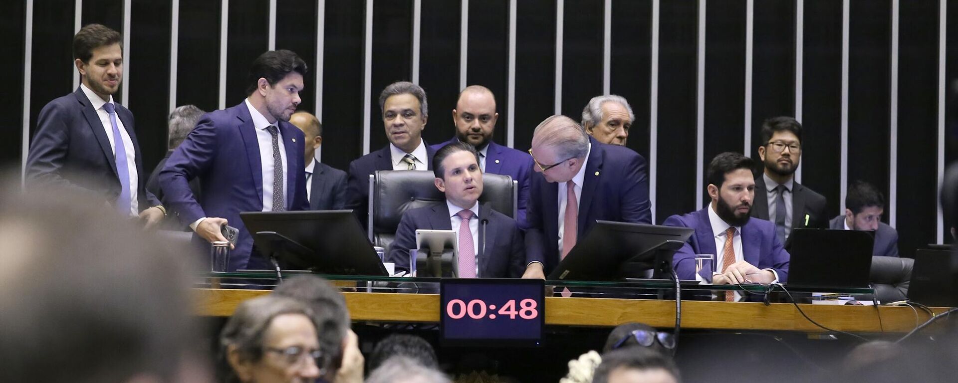 Deputados federais no plenário da Câmara durante discussão de propostas em novembro de 2025 - Sputnik Brasil, 1920, 02.12.2025