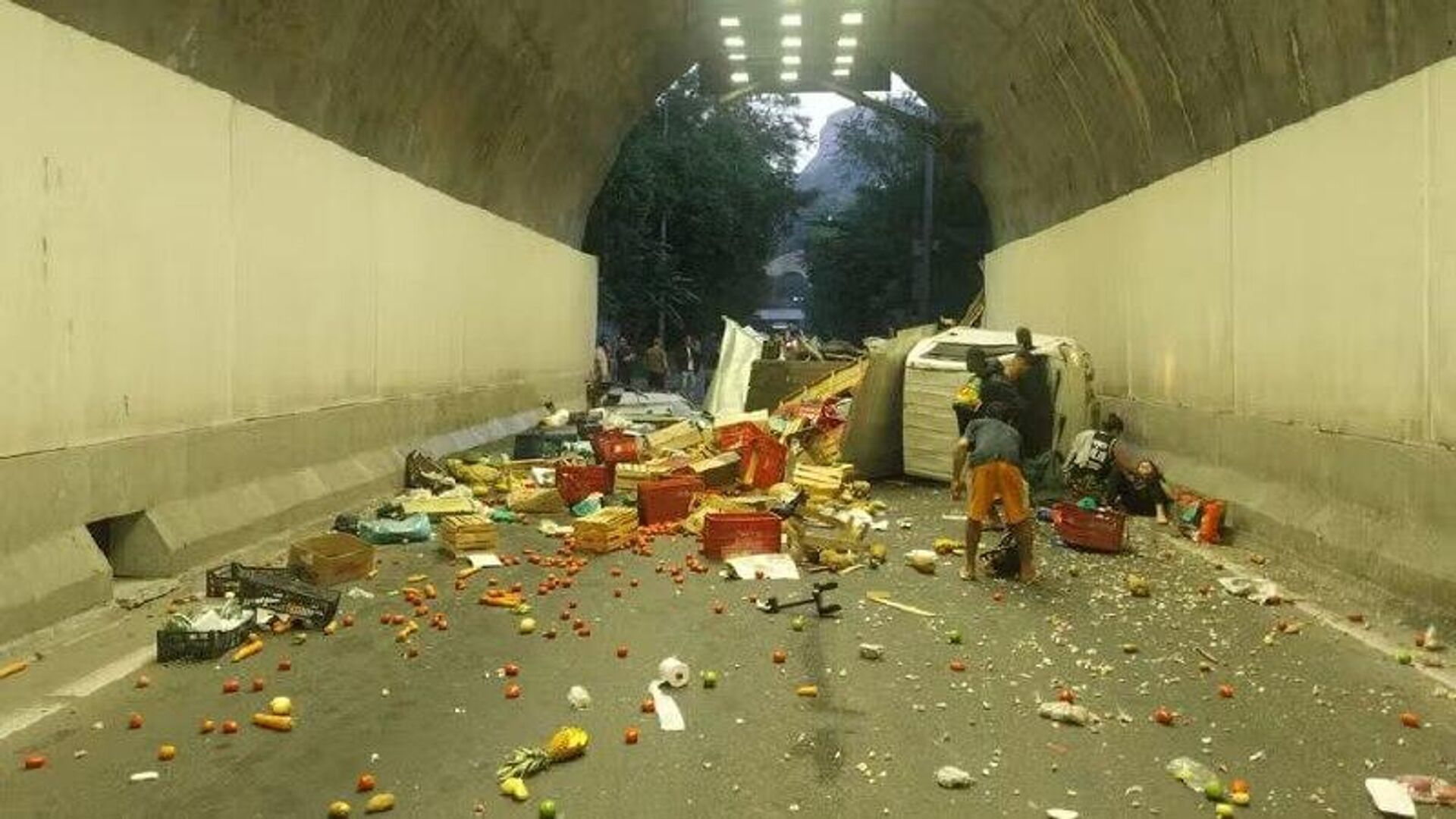 Caminhão tomba e bloqueia túnel Zuzu Angel no Rio de Janeiro Caminhão tomba e bloqueia túnel Zuzu Angel no Rio de Janeiro