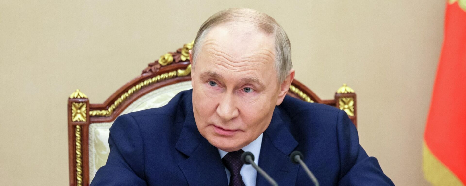 Putin classifica como uma questão séria a situação relacionada com as declarações de Trump sobre os testes nucleares dos EUA - Sputnik Brasil, 1920, 04.12.2025