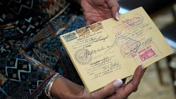 Cidadã segura passaporte de sua avó - Sputnik Brasil