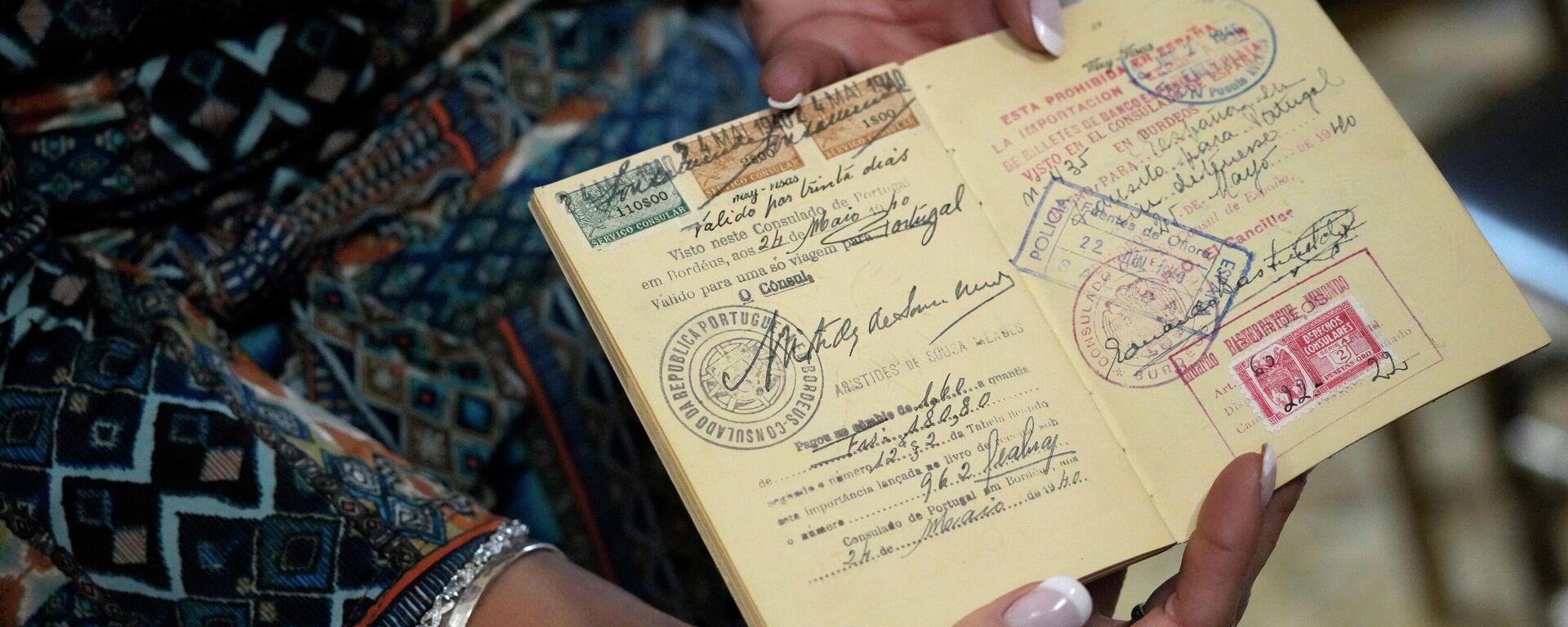 Cidadã segura passaporte de sua avó - Sputnik Brasil, 1920, 05.11.2025