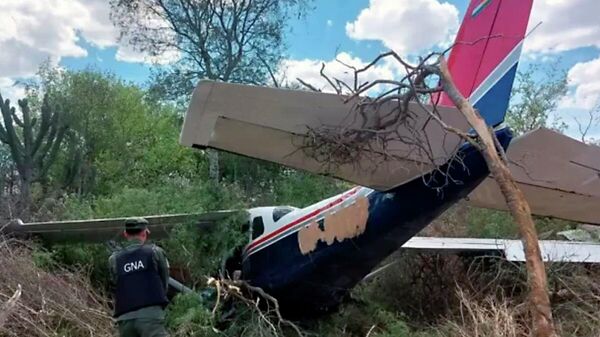 Um avião de pequeno porte com 140 quilos de cocaína caiu na cidade saltenha de Rosario de la Frontera, na Argentina, 5 de novembro de 2025. - Sputnik Brasil