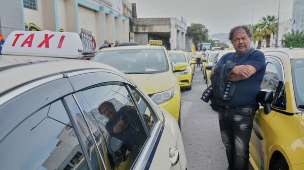 Taxistas fazem greve em Atenas, na Grécia, e fecham ruas da cidade, em novembro de 2025 - Sputnik Brasil