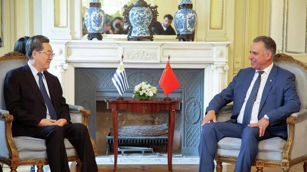 O presidente do Uruguai, Yamandú Orsi (à dir.), recebeu o vice-primeiro-ministro da China, Din Xuexiang, em novembro de 2025 - Sputnik Brasil
