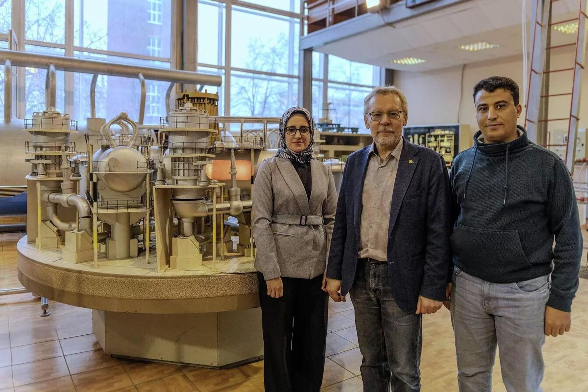 Membros da equipe dos cientistas que desenvolvem novo material ecológico que protege contra a radiação Membros da equipe dos cientistas que desenvolvem novo material ecológico que protege contra a radiação