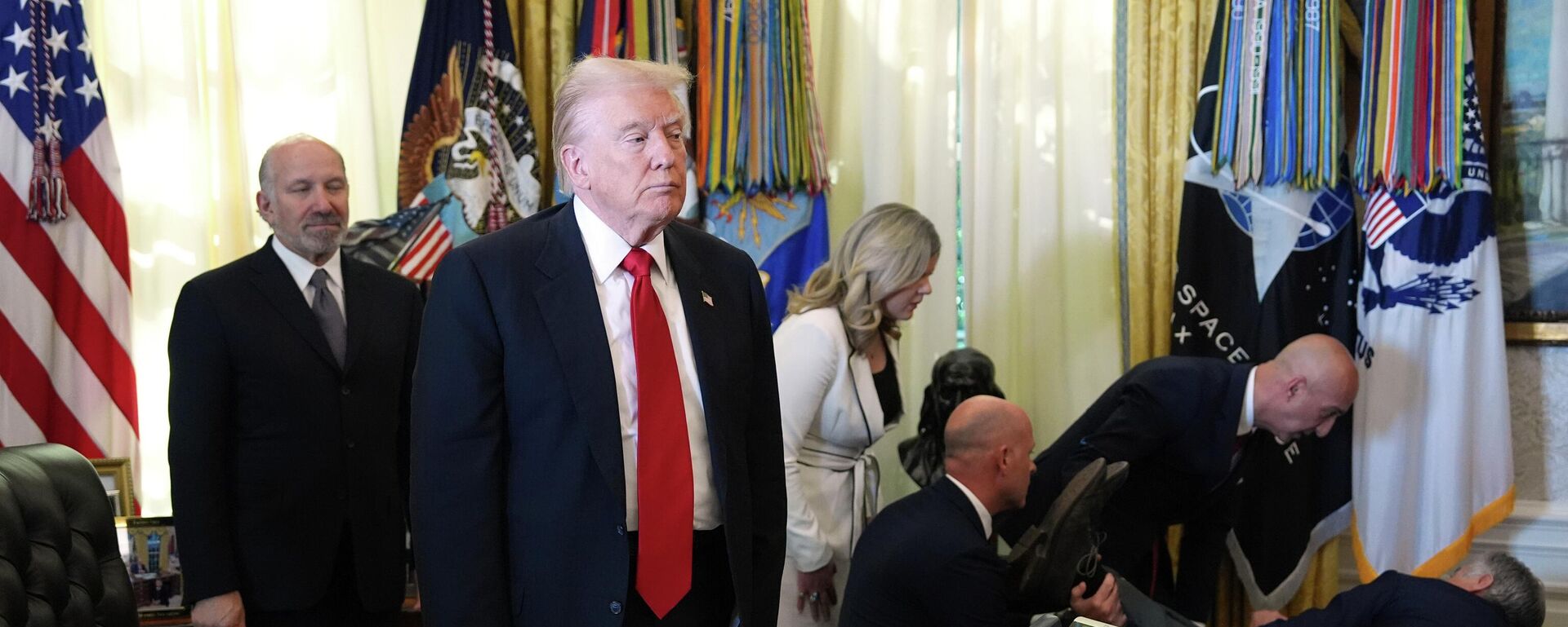 O presidente dos Estados Unidos, Donald Trump, no Salão Oval da Casa Branca, em novembro de 2025 - Sputnik Brasil, 1920, 29.03.2026