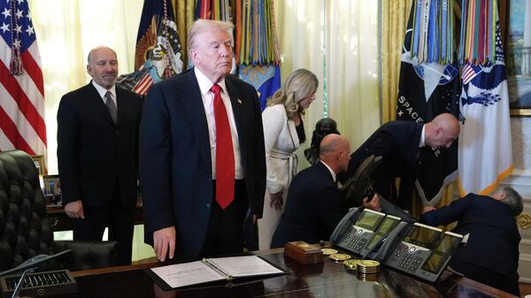 O presidente dos Estados Unidos, Donald Trump, no Salão Oval da Casa Branca, em novembro de 2025 - Sputnik Brasil