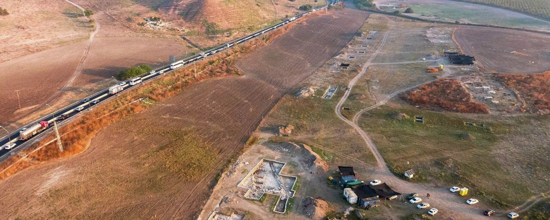 A escavação perto de Tel Megido, Israel. A escavação perto de Tel Megido, Israel. - Sputnik Brasil, 1920, 19.11.2025