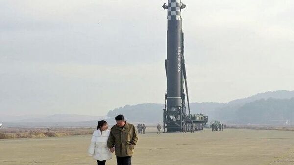 Coreia do Norte lança míssil balístico em possível resposta às sanções dos EUA - Sputnik Brasil