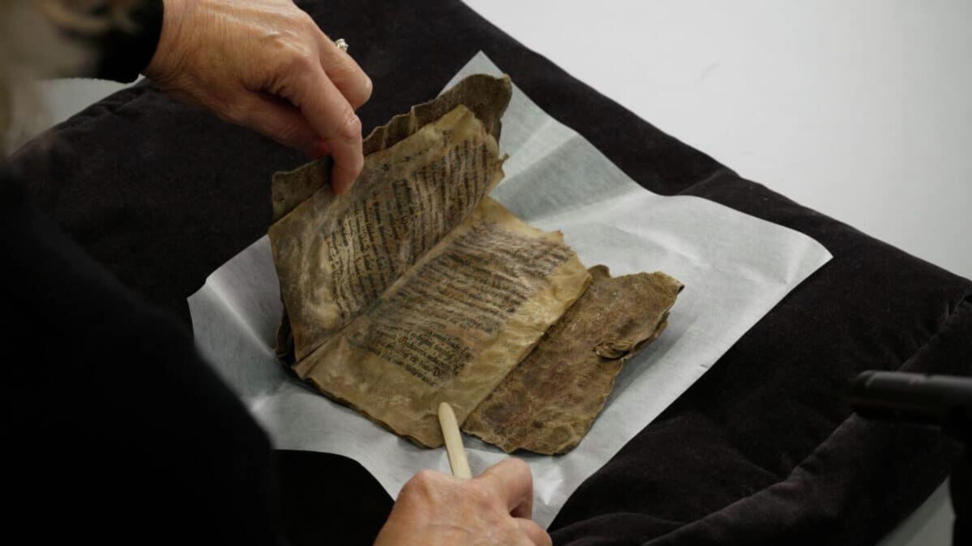 O códice de Hagenes da Noruega consiste em duas folhas duplas de pergaminho unidas em pele de foca O códice de Hagenes da Noruega consiste em duas folhas duplas de pergaminho unidas em pele de foca