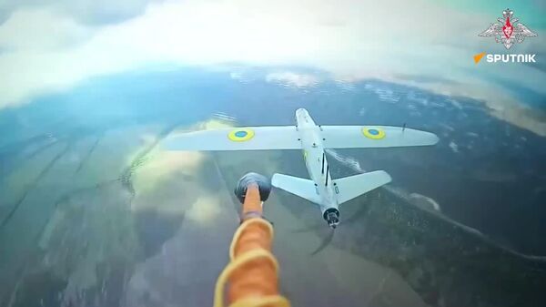 Em terra e no ar: drones russos varrem alvos ucranianos ao longo do front - Sputnik Brasil