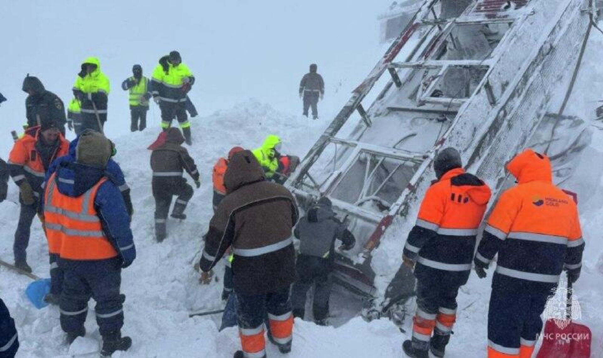 Geólogo passa dia inteiro sob avalanche até ser resgatado na Rússia Geólogo passa dia inteiro sob avalanche até ser resgatado na Rússia