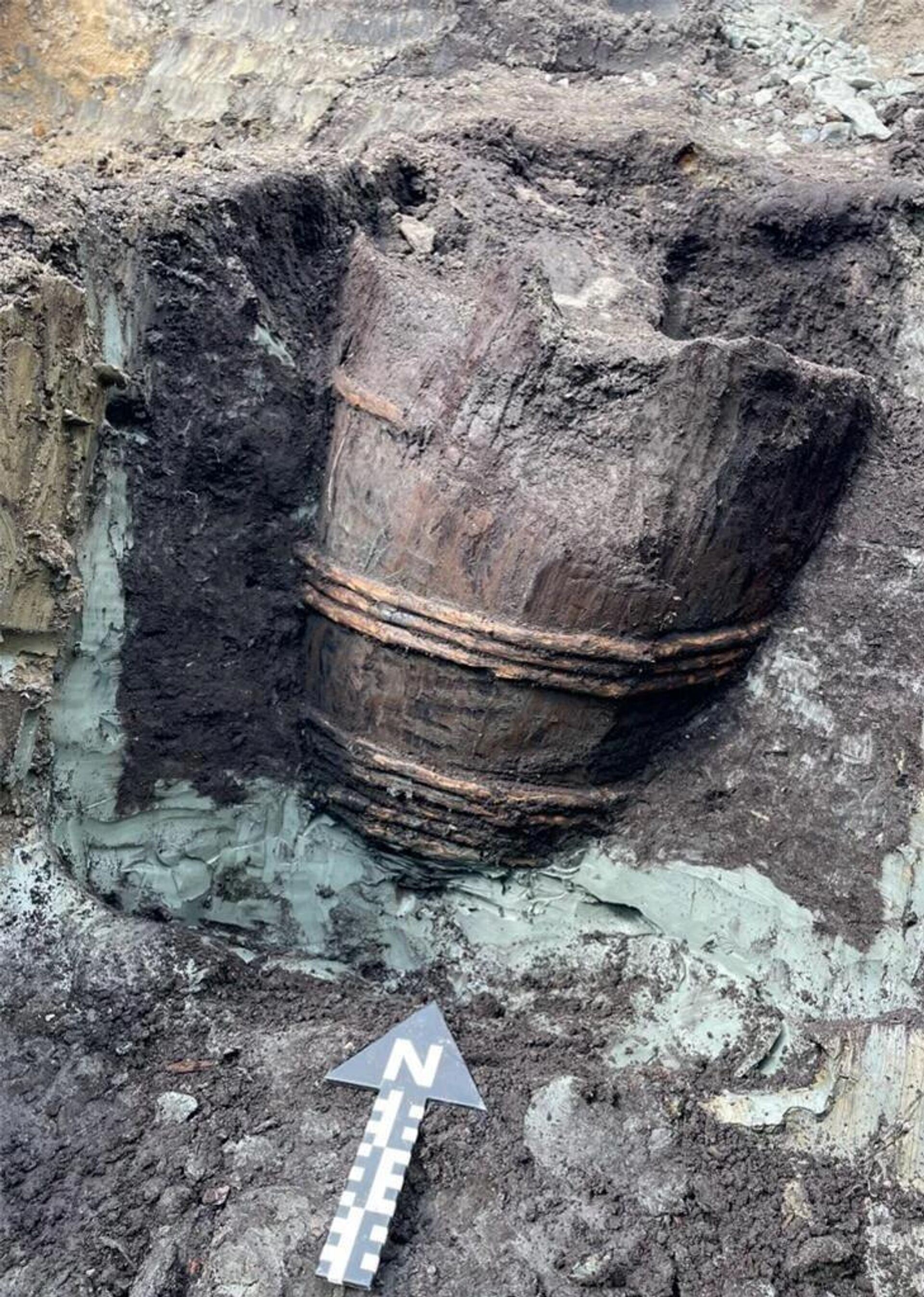 Barril de madeira descoberto por arqueólogos - Sputnik Brasil, 1920, 09.11.2025