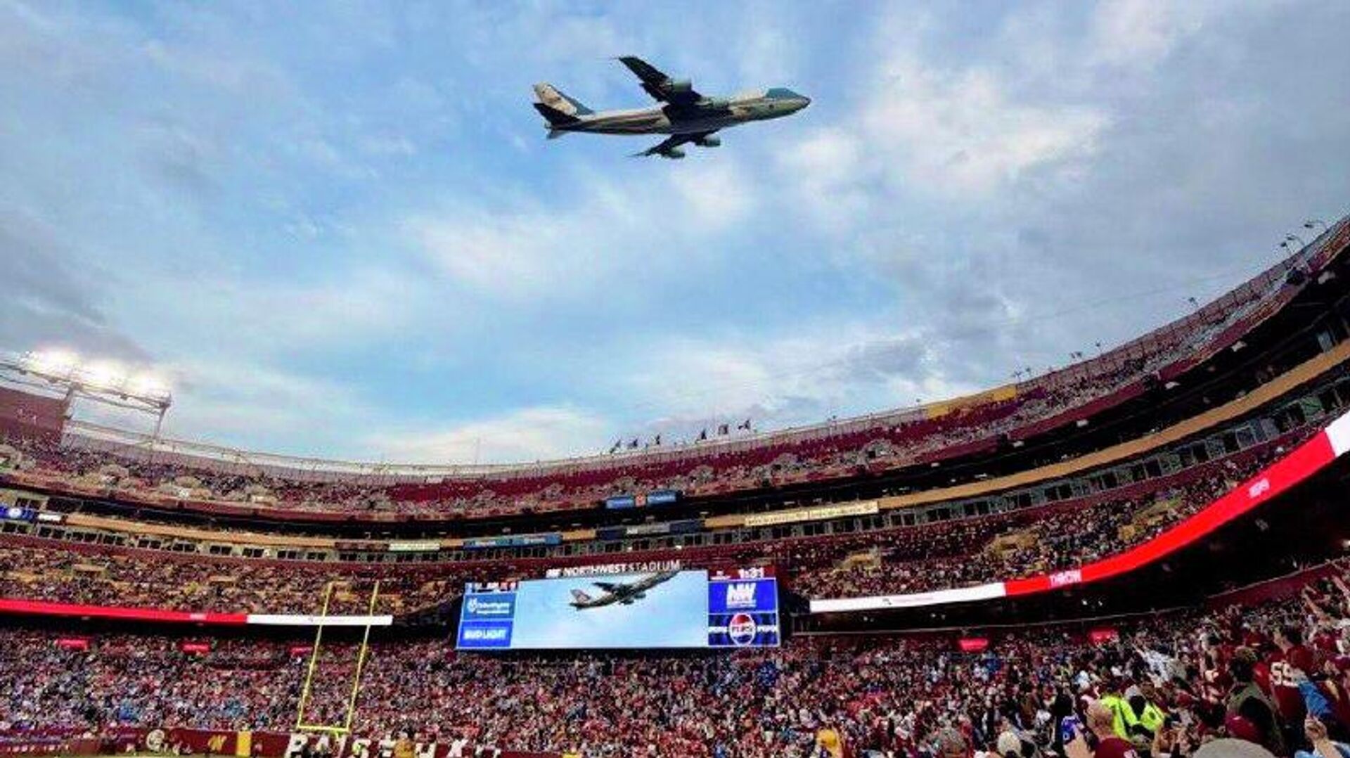 Trump faz sobrevoo épico sobre estádio de futebol americano no Air Force One antes de jogo