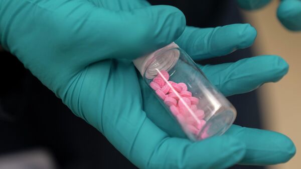 Recipiente com comprimidos de fentanil. - Sputnik Brasil