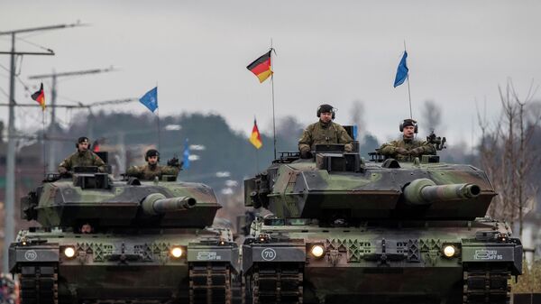 Membros do Exército da Alemanha durante desfile militar, em novembro de 2025, a bordo do Leopard 2A6 - Sputnik Brasil