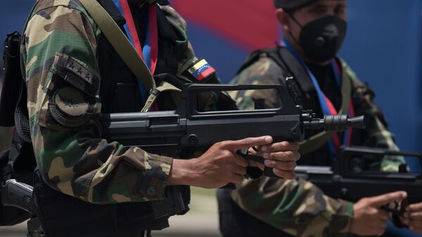 Militares venezuelanos desfilam durante celebração nacional - Sputnik Brasil