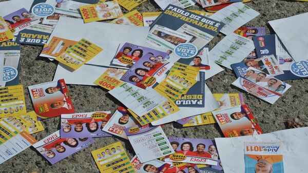 Santinhos no chão de local de votação em Recife (PE). Brasil, 5 de outubro de 2014 - Sputnik Brasil