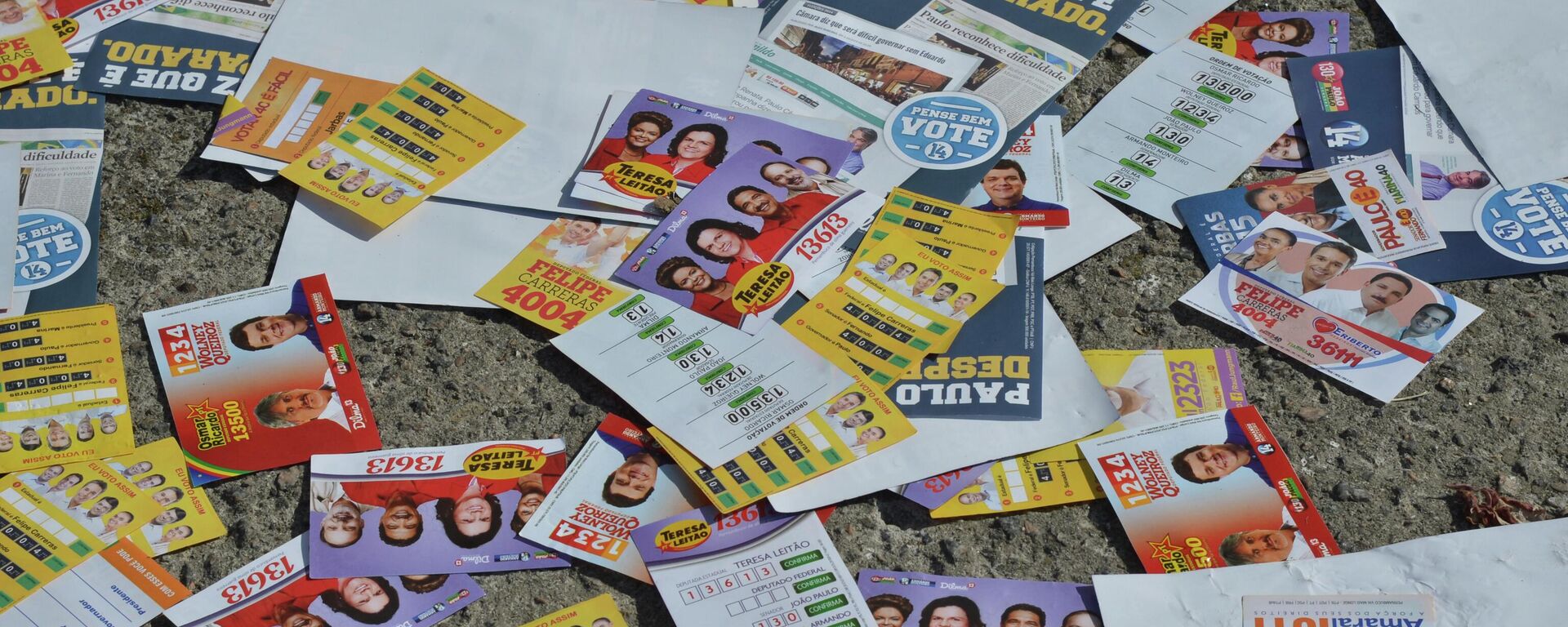 Santinhos no chão de local de votação em Recife (PE). Brasil, 5 de outubro de 2014 - Sputnik Brasil, 1920, 12.11.2025