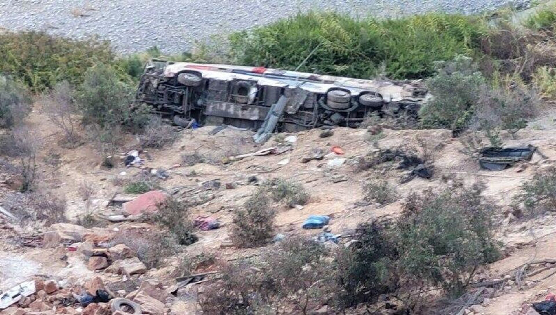 Tragédia no Peru: ao menos 37 mortos após ônibus cair em barranco de 200 metros